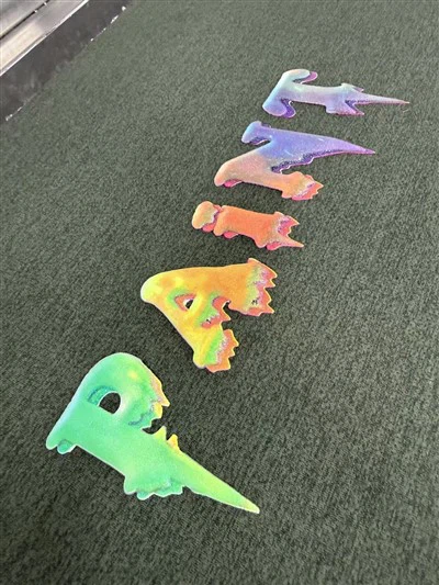 Pūšīgs, spīdīgs, hameleona efekts